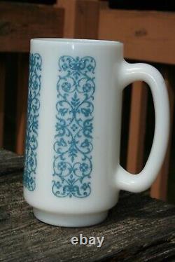 4 Tasses en verre de lait Fire King de collection, bleu floral à motif en relief.