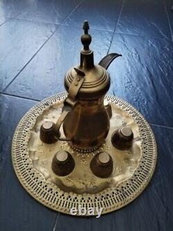 Ancienne Dallah arabe en laiton moyen-orientale avec motif gravé, ensemble de 30cm avec tasses et plateau