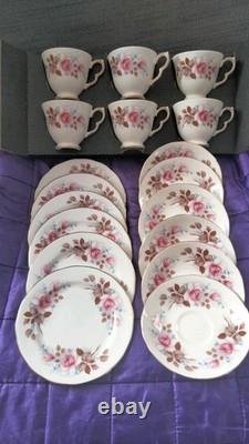 Bel ensemble de thé/café en porcelaine de bone china Vintage Queen Anne, 18 pièces, en boîte