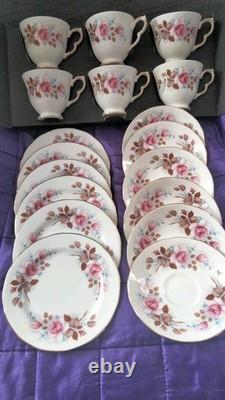 Bel ensemble de thé/café en porcelaine de bone china Vintage Queen Anne, 18 pièces, en boîte