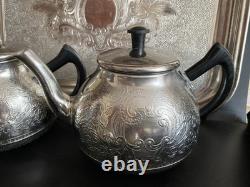 ENSEMBLE DE THÉ/CAFÉ VINTAGE AVEC PLATEAU ET 4 PIÈCES DE THÉ/CAFÉ, POT À LAIT, SUCRIER URSS