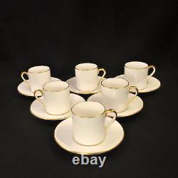 Ensemble Royal Cauldon de 6 tasses et soucoupes en forme de 'coffee can' dorées sur fond blanc, 1950-1962.