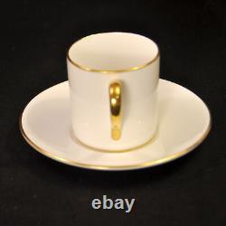 Ensemble Royal Cauldon de 6 tasses et soucoupes en forme de 'coffee can' dorées sur fond blanc, 1950-1962.