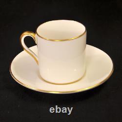 Ensemble Royal Cauldon de 6 tasses et soucoupes, forme 'Coffee Can', doré sur blanc, 1950-1962.