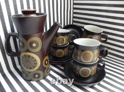 Ensemble à café Denby Arabesque, vintage des années 1970. Une cafetière avec six tasses et sous-tasses.