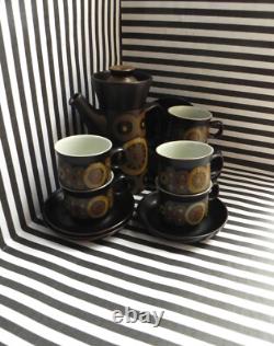 Ensemble à café Denby Arabesque, vintage des années 1970. Une cafetière avec six tasses et sous-tasses.
