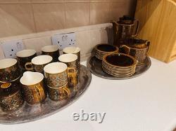 Ensemble à café Hornsea Bronte vintage avec assiettes, théière, cafetière et plateaux en argent. Ensemble à café Hornsea Bronte vintage avec assiettes, théière, cafetière et plateaux en argent.