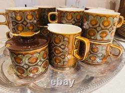 Ensemble à café Hornsea Bronte vintage avec assiettes, théière, cafetière et plateaux en argent.