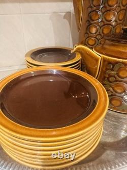 Ensemble à café Hornsea Bronte vintage avec assiettes, théière, cafetière et plateaux en argent.