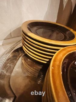 Ensemble à café Hornsea Bronte vintage avec assiettes, théière, cafetière et plateaux en argent.