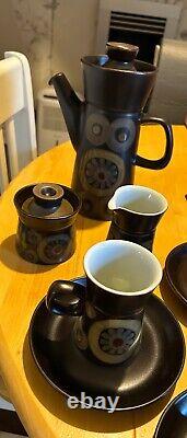 Ensemble à café en grès Arabesque Denby vintage des années 1970, 6 tasses et sous-tasses, cafetière.