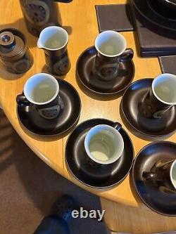 Ensemble à café en grès Arabesque Denby vintage des années 1970, 6 tasses et sous-tasses, cafetière.