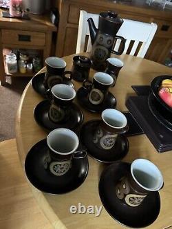 Ensemble à café en grès Arabesque Denby vintage des années 1970, 6 tasses et sous-tasses, cafetière.