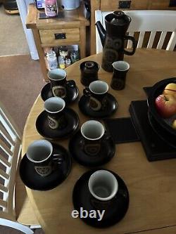 Ensemble à café en grès Arabesque Denby vintage des années 1970, 6 tasses et sous-tasses, cafetière.