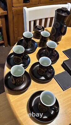 Ensemble à café en grès Arabesque Denby vintage des années 1970, 6 tasses et sous-tasses, cafetière.