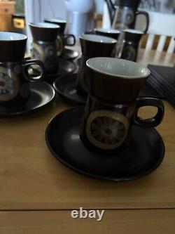 Ensemble à café en grès Arabesque Denby vintage des années 1970, 6 tasses et sous-tasses, cafetière.