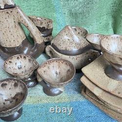 Ensemble café en poterie de Vallauris, vintage, en bois organique avec glaçure marron, 20 pièces, comme neuf