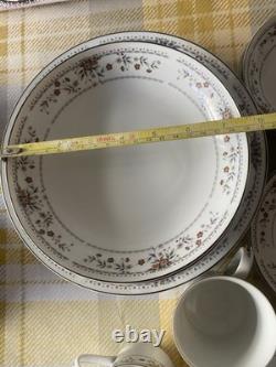 Ensemble de 20 soucoupes, tasses et assiettes en porcelaine fine vintage Claremont Japon