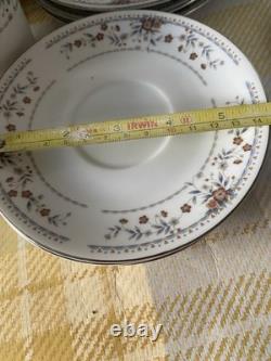 Ensemble de 20 soucoupes, tasses et assiettes en porcelaine fine vintage Claremont Japon