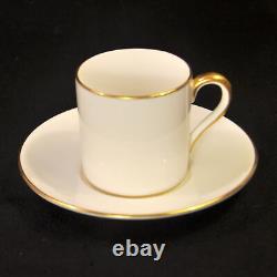 Ensemble de 6 tasses et soucoupes Royal Cauldon, forme de boîte à café, doré sur blanc, 1950-1962.