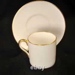 Ensemble de 6 tasses et soucoupes Royal Cauldon, forme de boîte à café, doré sur blanc, 1950-1962.