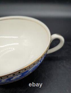 Ensemble de 7 tasses à soupe et café avec deux anses en porcelaine osseuse vintage Wedgwood, modèle C2174, 6.5 pouces.