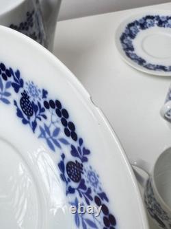 Ensemble de café Melitta vintage en porcelaine blanche et bleue avec fleurs des années 1970 Ensemble de café Melitta vintage en porcelaine blanche et bleue avec fleurs des années 1970