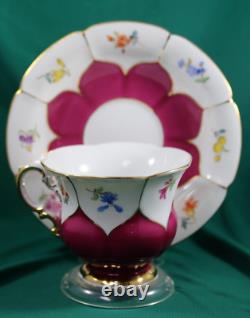 Ensemble de café de 3 pièces en forme de B avec motif de fleurs dispersées de Meissen Vintage : tasse, sous-tasse et assiette.