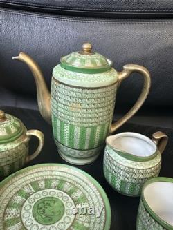 Ensemble de café en porcelaine vintage avec thé vert, poignées dorées, tasses, sous-tasses et théière