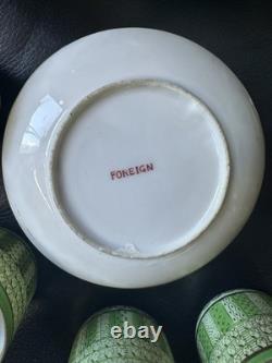 Ensemble de café en porcelaine vintage avec thé vert, poignées dorées, tasses, sous-tasses et théière