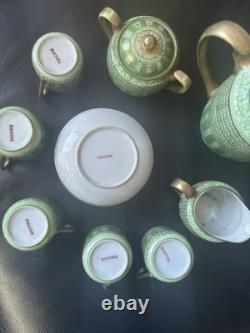 Ensemble de café en porcelaine vintage avec thé vert, poignées dorées, tasses, sous-tasses et théière
