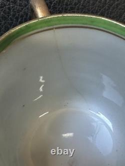 Ensemble de café en porcelaine vintage avec thé vert, poignées dorées, tasses, sous-tasses et théière