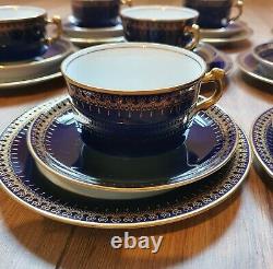 Ensemble de café en porcelaine vintage, bleu cobalt avec bordure en or 24 carats, 27 pièces.