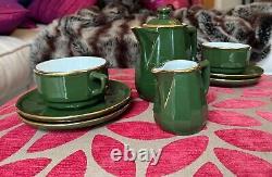 Ensemble de café et de thé en porcelaine française Apilco avec bordure en or vert vintage pour deux personnes.