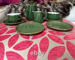Ensemble de café et de thé en porcelaine française Apilco avec bordure en or vert vintage pour deux personnes.