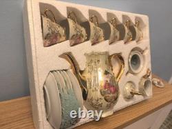 Ensemble de café et de thé en porcelaine vintage de 17 pièces avec couple en cour.