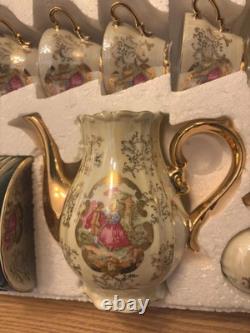 Ensemble de café et de thé en porcelaine vintage de 17 pièces avec couple en cour.