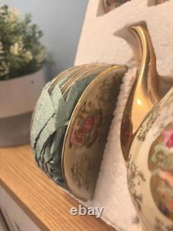 Ensemble de café et de thé en porcelaine vintage de 17 pièces avec couple en cour.