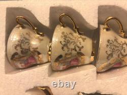 Ensemble de café et de thé en porcelaine vintage de 17 pièces avec couple en cour.