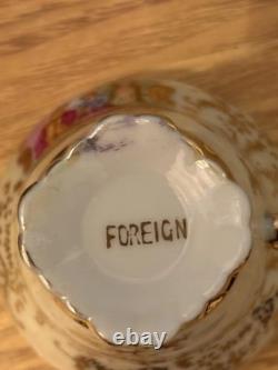 Ensemble de café et de thé en porcelaine vintage de 17 pièces avec couple en cour.