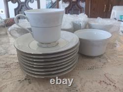 Ensemble de café et thé en porcelaine fine Vintage Liling Yung Shen, 17 pièces, blanc et argent.