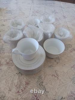 Ensemble de café et thé en porcelaine fine Vintage Liling Yung Shen, 17 pièces, blanc et argent.