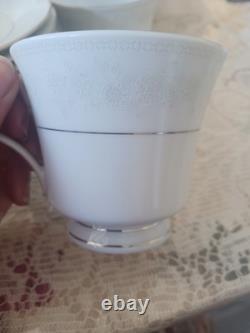 Ensemble de café et thé en porcelaine fine Vintage Liling Yung Shen, 17 pièces, blanc et argent.