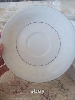 Ensemble de café et thé en porcelaine fine Vintage Liling Yung Shen, 17 pièces, blanc et argent.