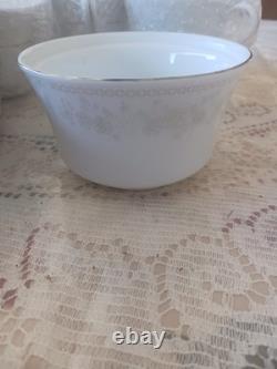 Ensemble de café et thé en porcelaine fine Vintage Liling Yung Shen, 17 pièces, blanc et argent.