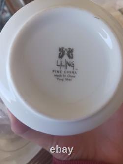 Ensemble de café et thé en porcelaine fine Vintage Liling Yung Shen, 17 pièces, blanc et argent.