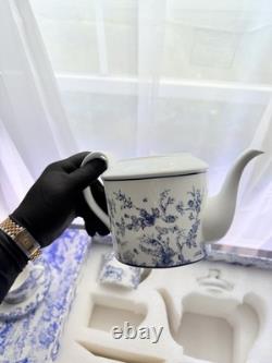 Ensemble de café et thé en porcelaine vintage Christian Dior, Toile de Jouy bleue, 5 pièces Ensemble de café et thé en porcelaine vintage Christian Dior, Toile de Jouy bleue, 5 pièces
