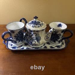 Ensemble de café et thé en porcelaine vintage bleu et blanc, comprenant une théière, une assiette de service et des tasses.