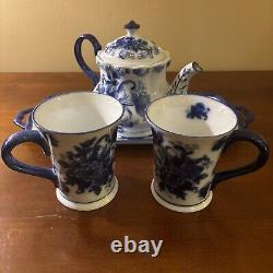 Ensemble de café et thé en porcelaine vintage bleu et blanc, comprenant une théière, une assiette de service et des tasses.