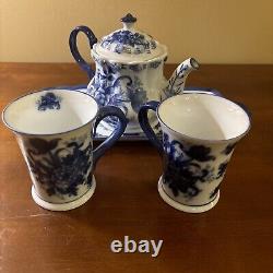 Ensemble de café et thé en porcelaine vintage bleu et blanc, comprenant une théière, une assiette de service et des tasses.